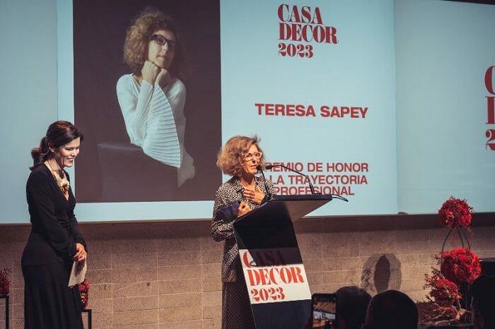 Teresa Sapey recibiendo el Premio de honor a la trayectoria profesional Casa Decor 2023