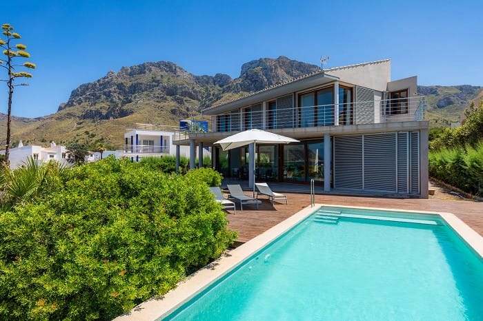 Vista de una casa vacacional con piscina al lado de las montañas