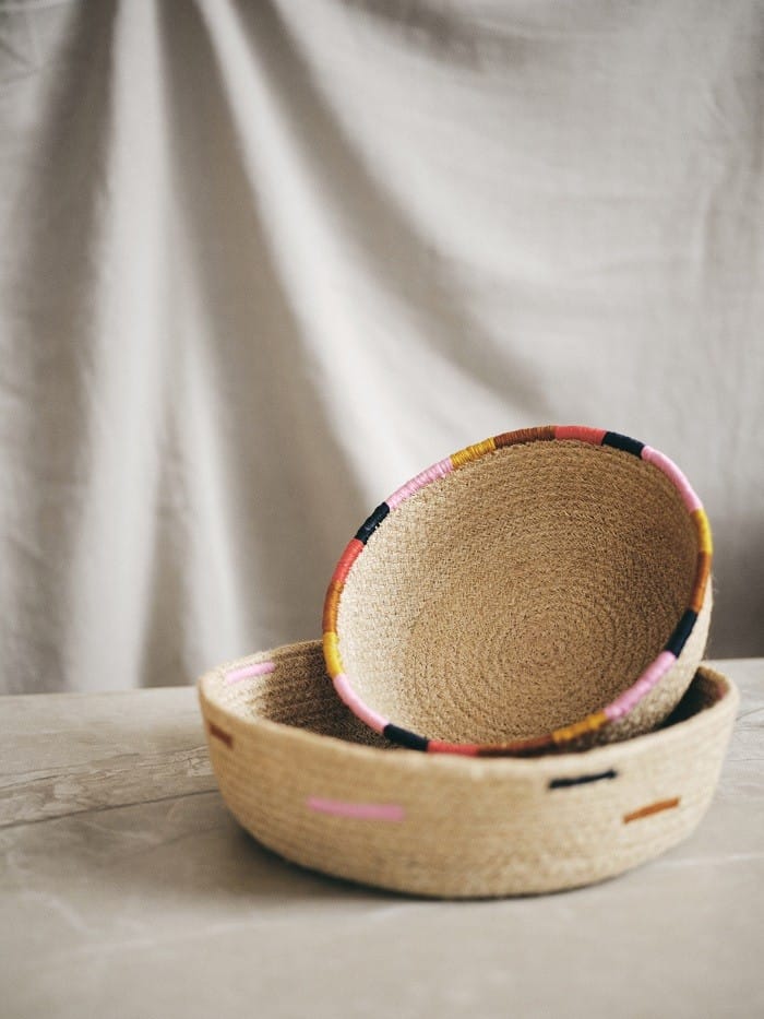 Dos cestas de fibras naturales con los bordes de colorines. Producto de Ikea MÄRVINN