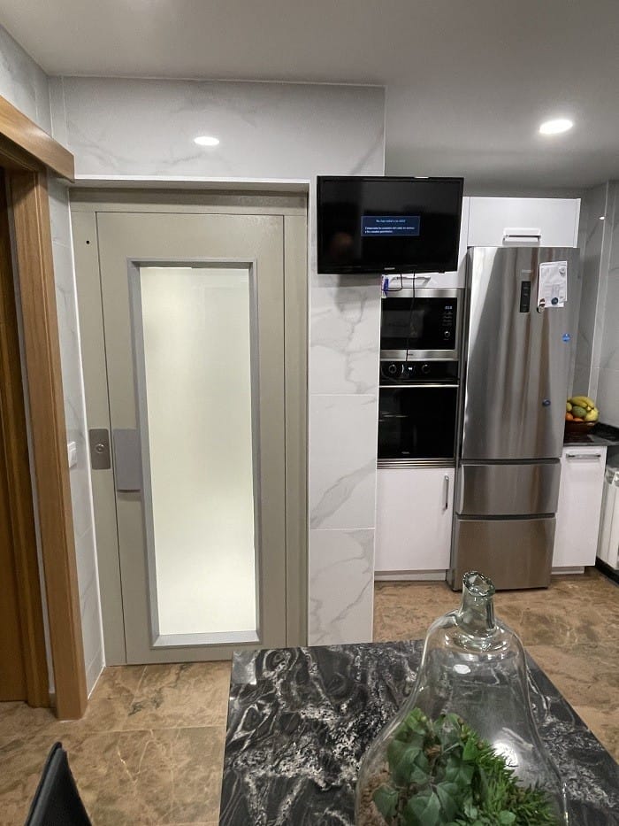 puerta de ascensor en la cocina de una casa