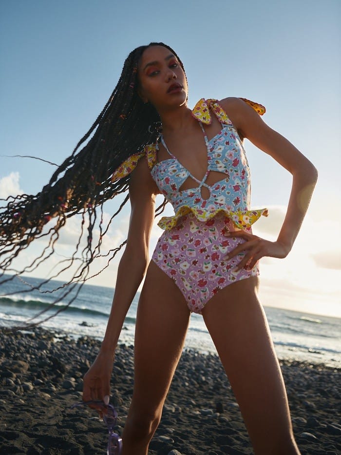 modelo en la playa con bañador con volantes