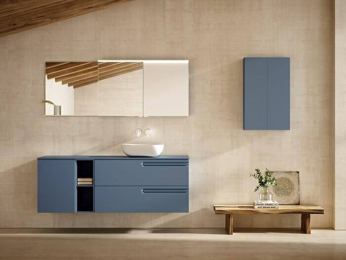 Cuarto de baño con lavabo de diseño azul claro con armario pequeño a juego