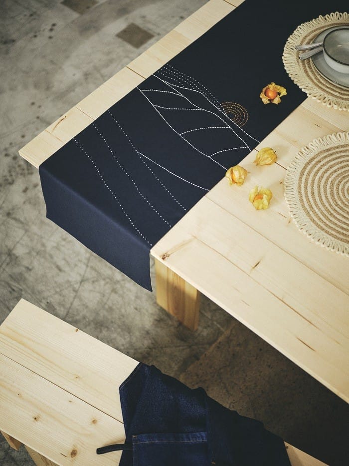 Mesa de madera con un camino de mesa de la nueva colección de Ikea MÄRVINN