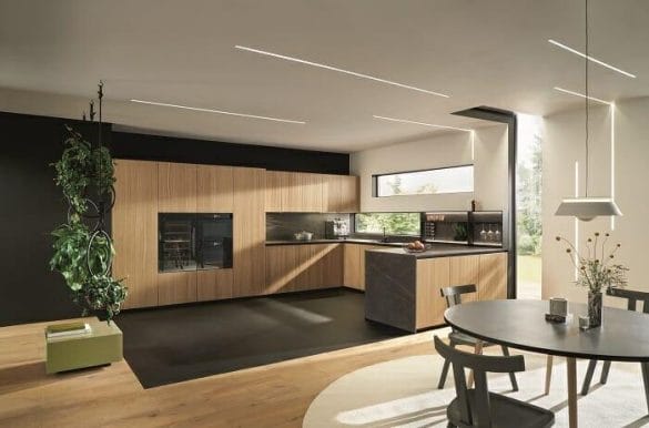 Interior de una cocina con isla y muebles de madera