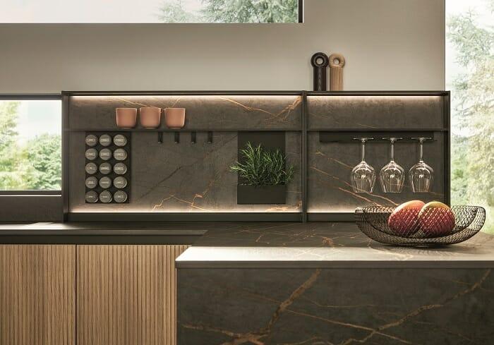 Cocina de madera con encimera oscura