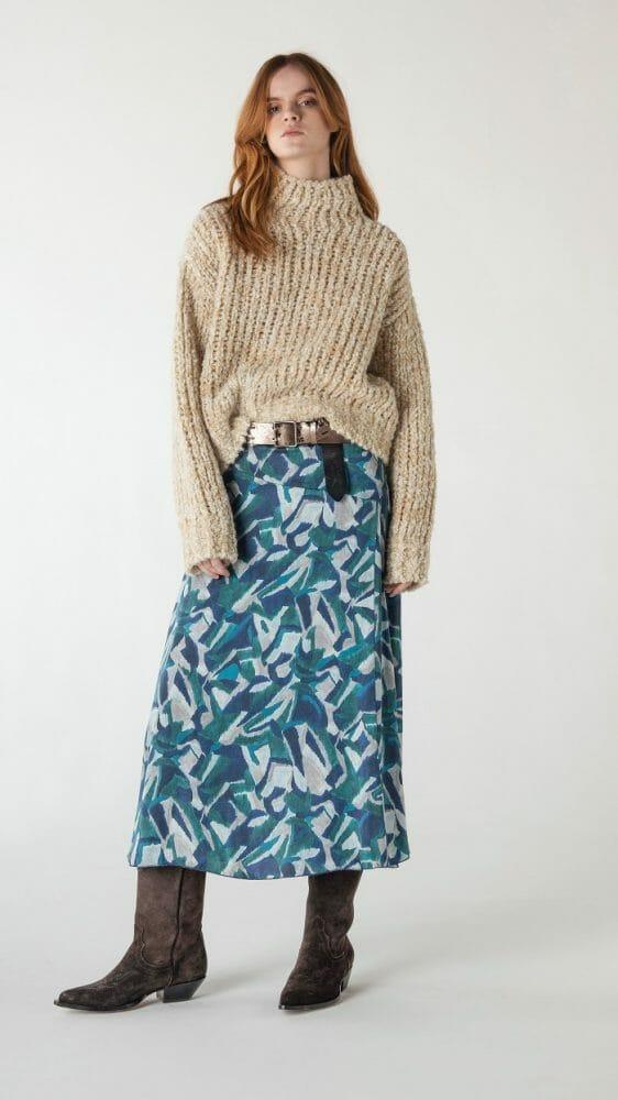 modelo con falda jaspeada y jersey beige de Pomandere