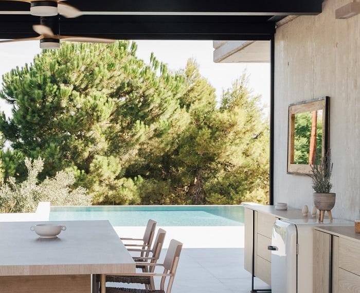 salon pared abierta diafana piscina