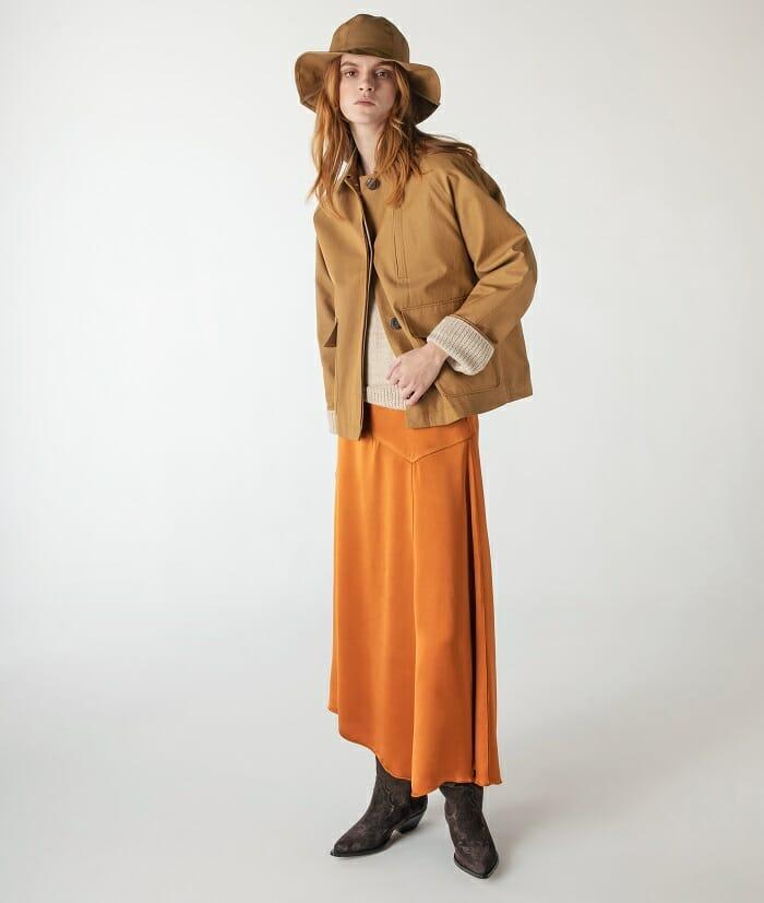 Modelo con falda naranja y sombrero