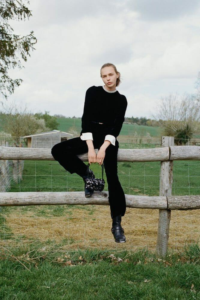 Modelo sentada con moda de la nueva colección Sandro