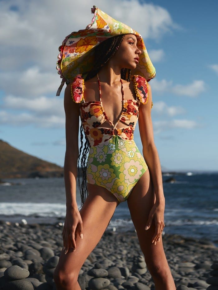 modelo con bañador con escote asimétrico