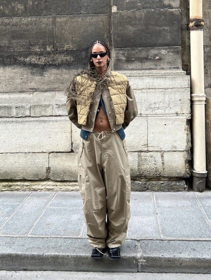 modelo con calzado en tendencia TEVA