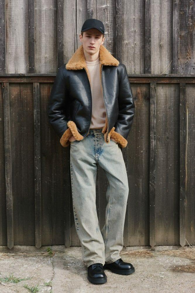 modelo con vaqueros y cazadora de cuero Sandro
