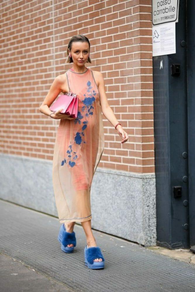 Chica con vestido largo y calzado de cuña azul