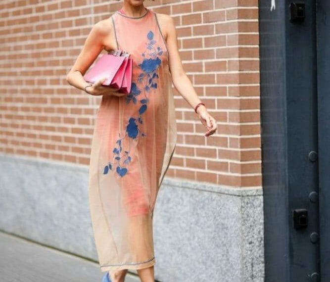 Chica con vestido largo y calzado de cuña azul