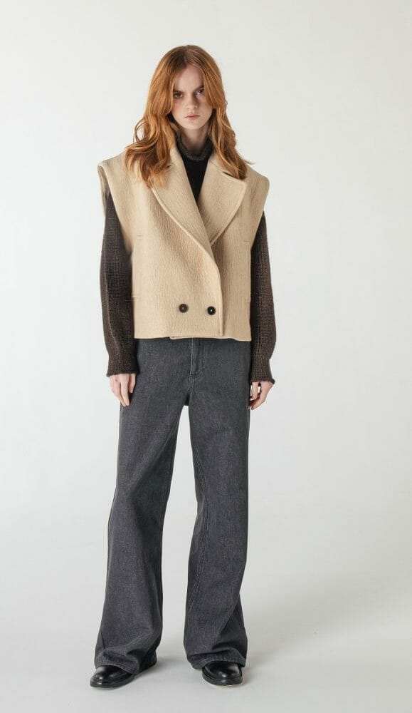 modelo con vaqueros y chaleco Pomandere