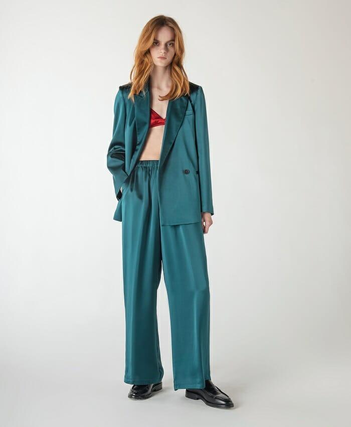 Modelo con un traje de chaqueta y pantalón color azul mar Pomandere