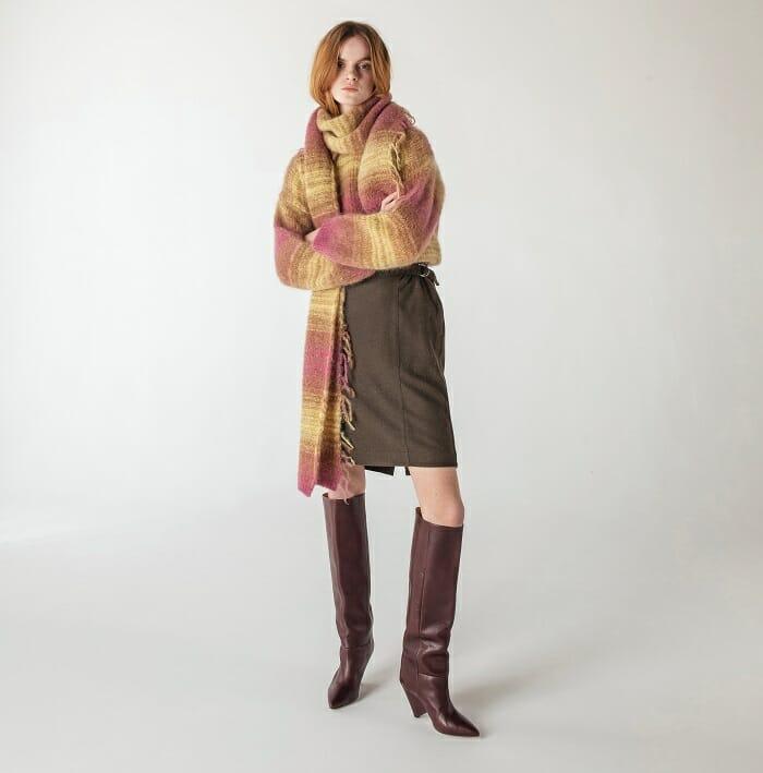 modelo con falda y bufanda