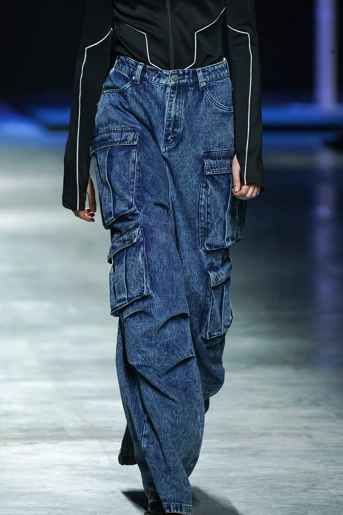 modelo llevando unos pantalones vaqueros con bolsillo tipo cargo