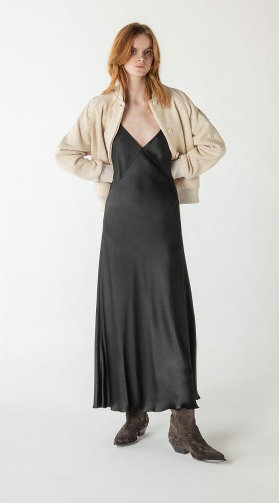 modelo con vestido negro Pomandere