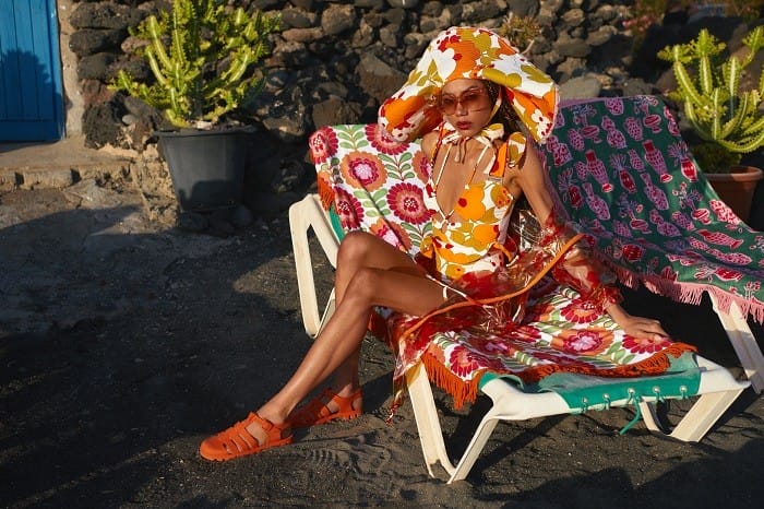 modelo con bañador en tumbona