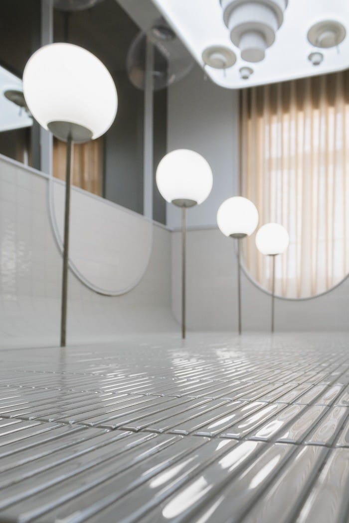 Vista de un proyecto de Casa Decor comedor al revés bombillas