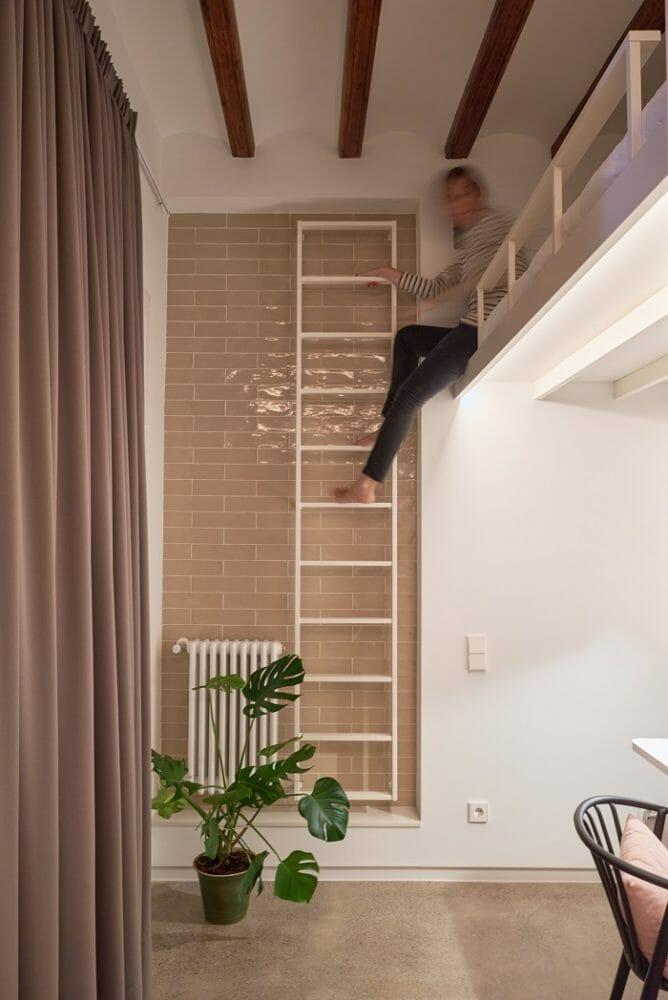 Escalera en la pared de un estudio reformado