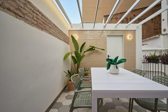 Terraza del estudio reformado con sillas y mesa