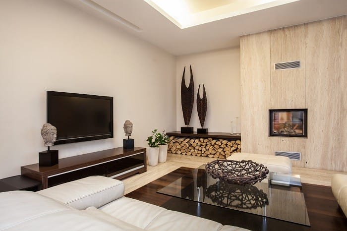 Interior de un salón con un estilo étnico y televisión plana colgada en la pared