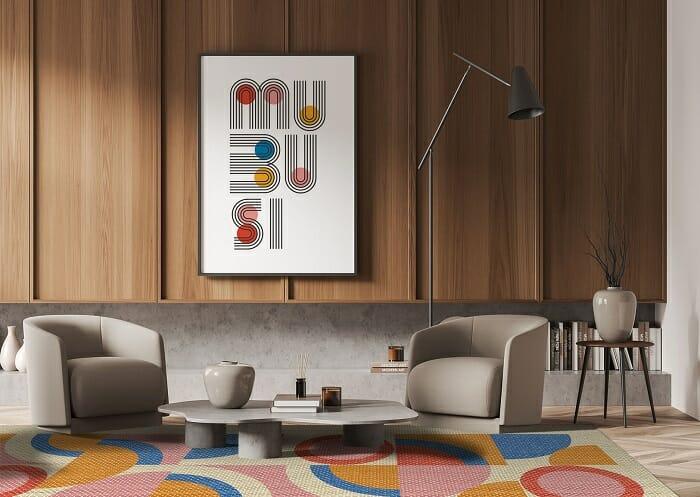 Interior de un salón con una alfombra de vinilo de colores