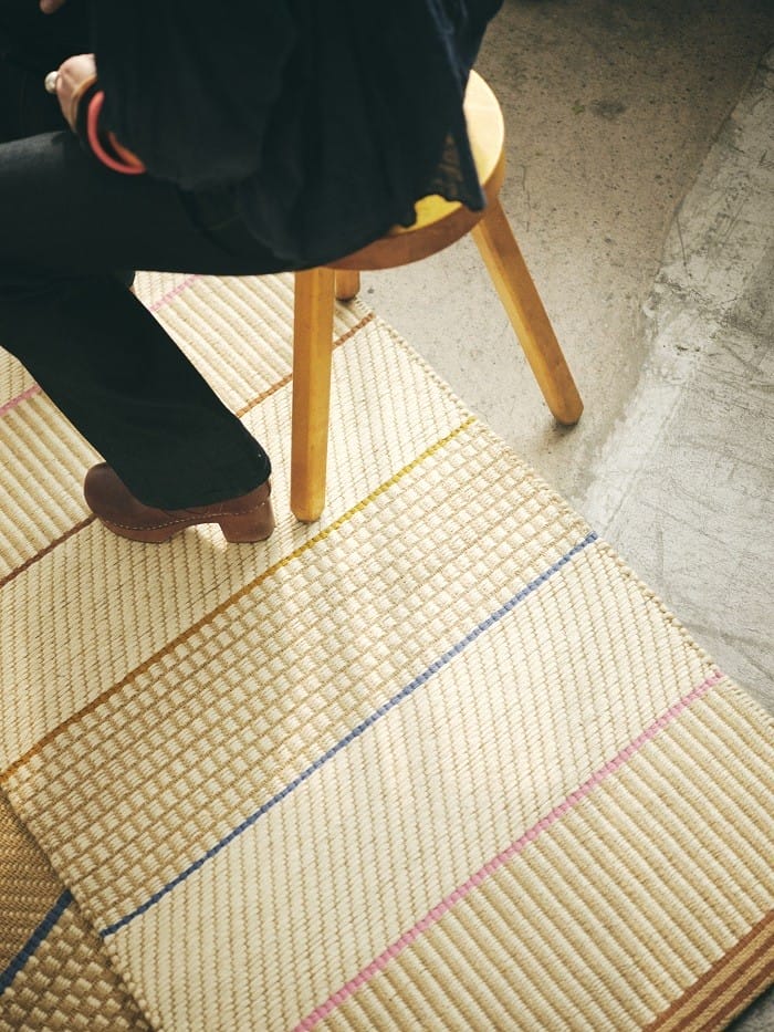 Suelo con un tapete de tejido liso Ikea MÄRVINN