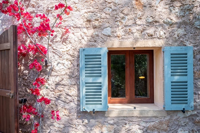 Fachada rural con flores y una ventana