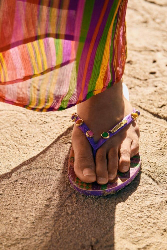Pie de mujer con unas Havaianas de colores