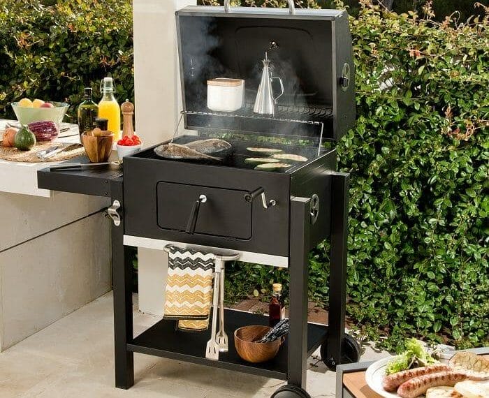 Barbacoa en exterior con comida