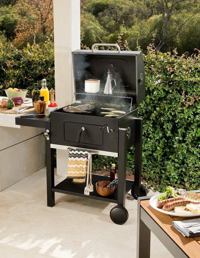 Barbacoa en exterior con comida