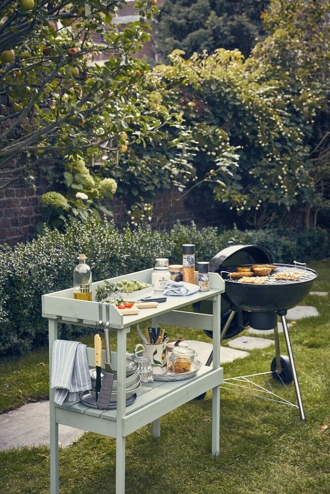 Barbacoa de leroy merlin al aire libre con comida de parrilla