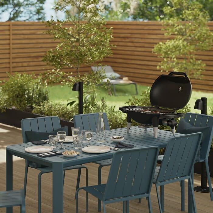 barbacoa eléctrica de leroy merlin encima de la mesa de comer exterior