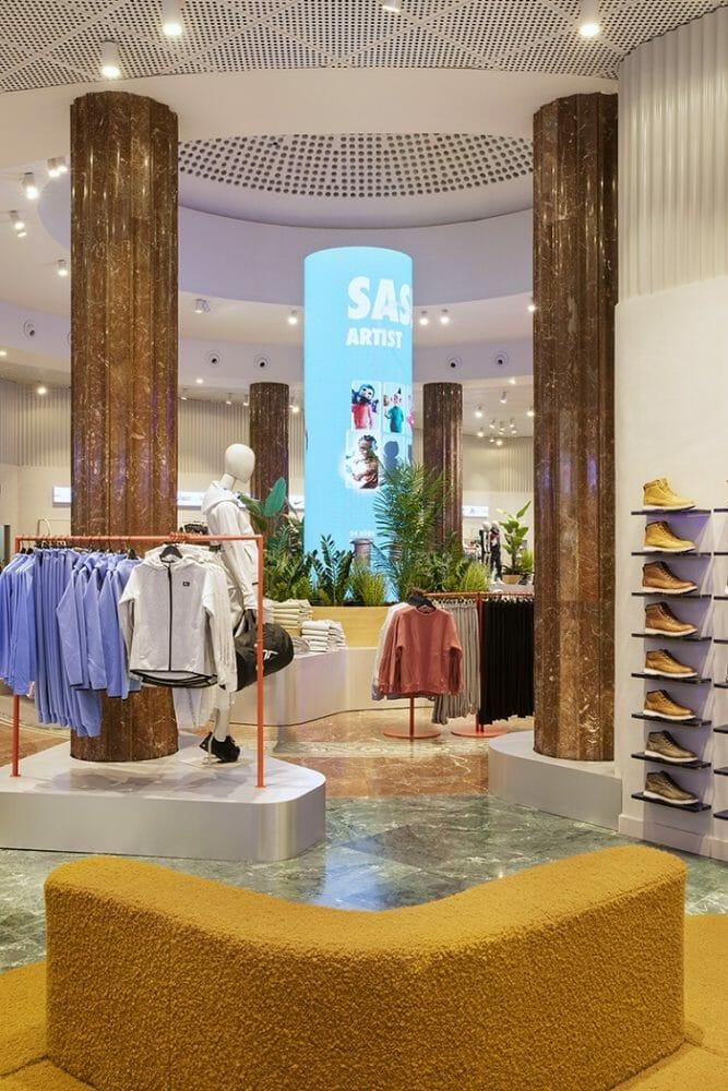 Tienda de ropa Decimas con banco y diseño nuevo