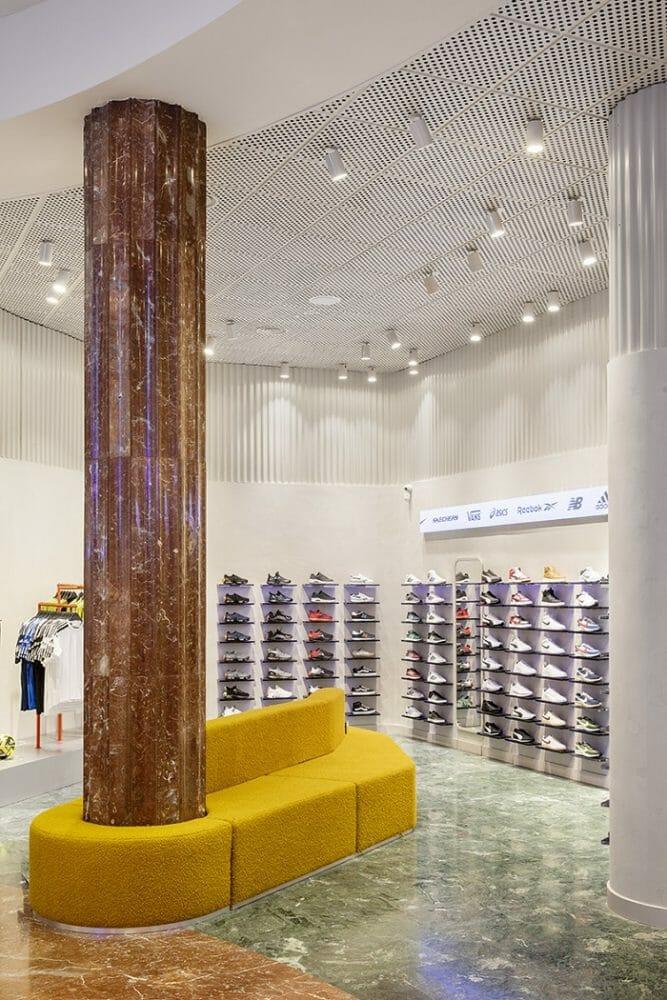 zona de zapatillas de la tienda de Decimas