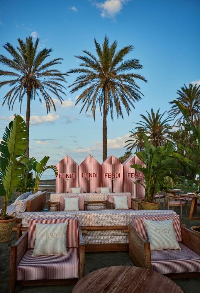 Hamacas de rayas rojas y blancas de un Beach Club en Marbella