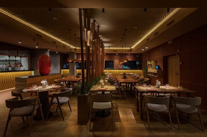 Zona de mesas del restaurante Tanuki con decoración japonesa