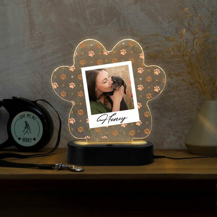 Lámpara personalizada original en forma de huella sobre mesilla