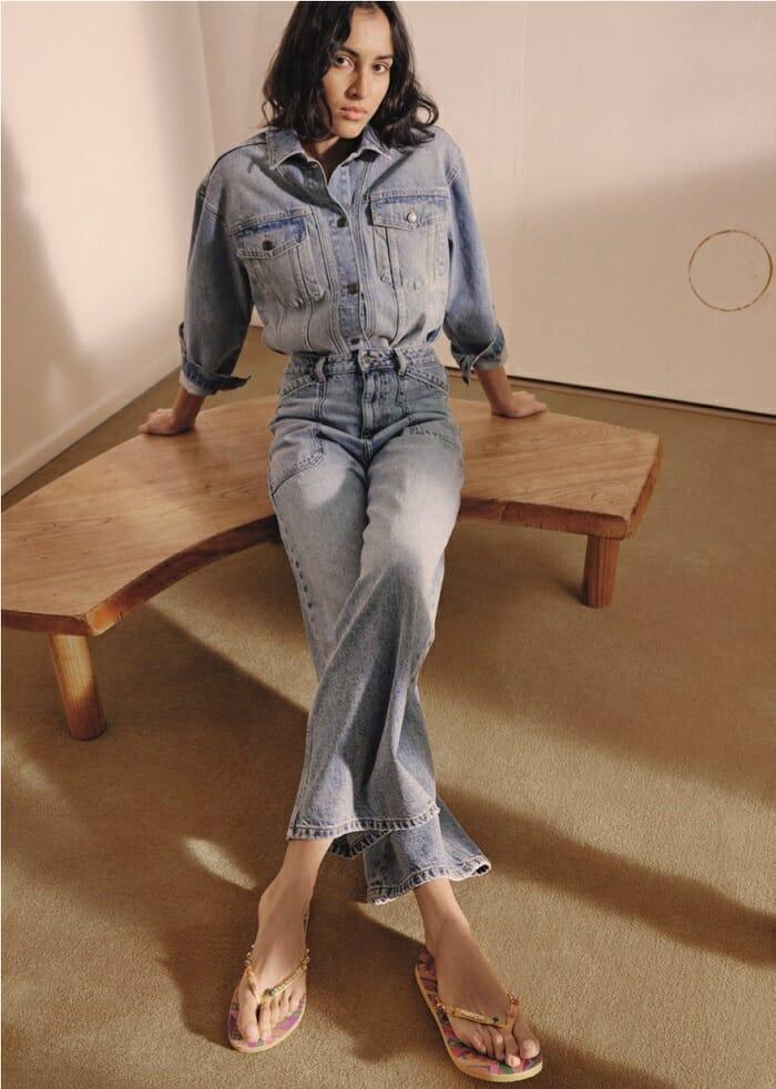 Modelo con ropa vaquera y calzado con Havaianas