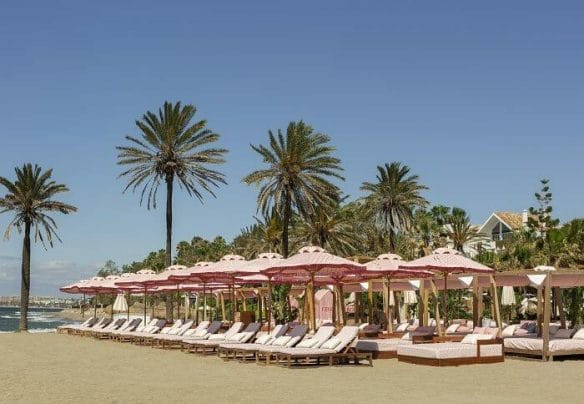Vistas del club de playa con camas y sombrillas del Puente Romano Beach Resort