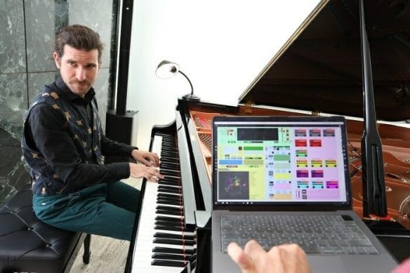 Artista tocando el piano y portátil con inteligencia artificial en SonarMies