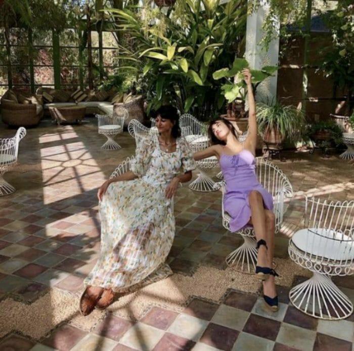 Dos modelos en un jardín llevando la tendencia de este verano, alpargatas estilo cowboy