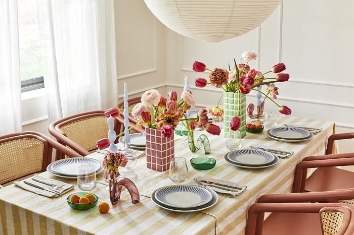 Mesa con decoración Mermaidcore, con jarrones con flores