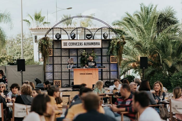 terraza con música y llena de gente Jardín Alhambra