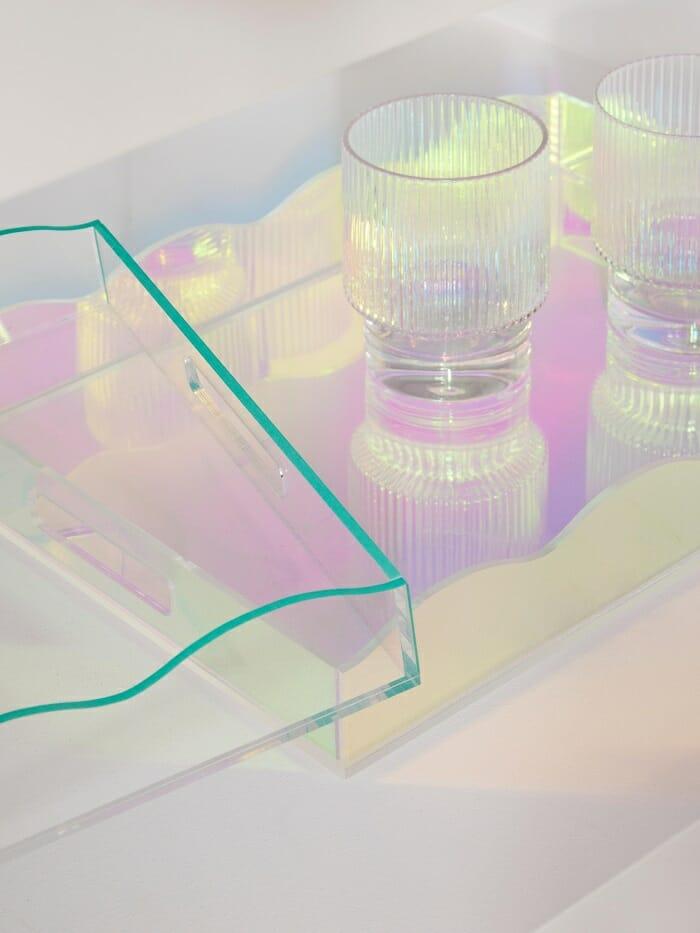 Mesa de cristal con vaso y forma transparente