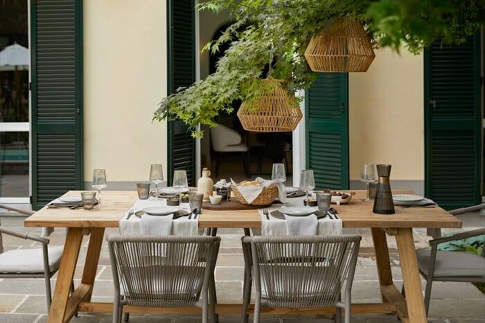 Mesa y sillas westwing en el exterior de un hogar