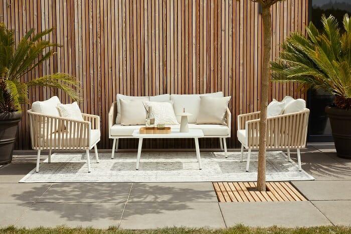 Zona exterior con sofás blancos Westwing
